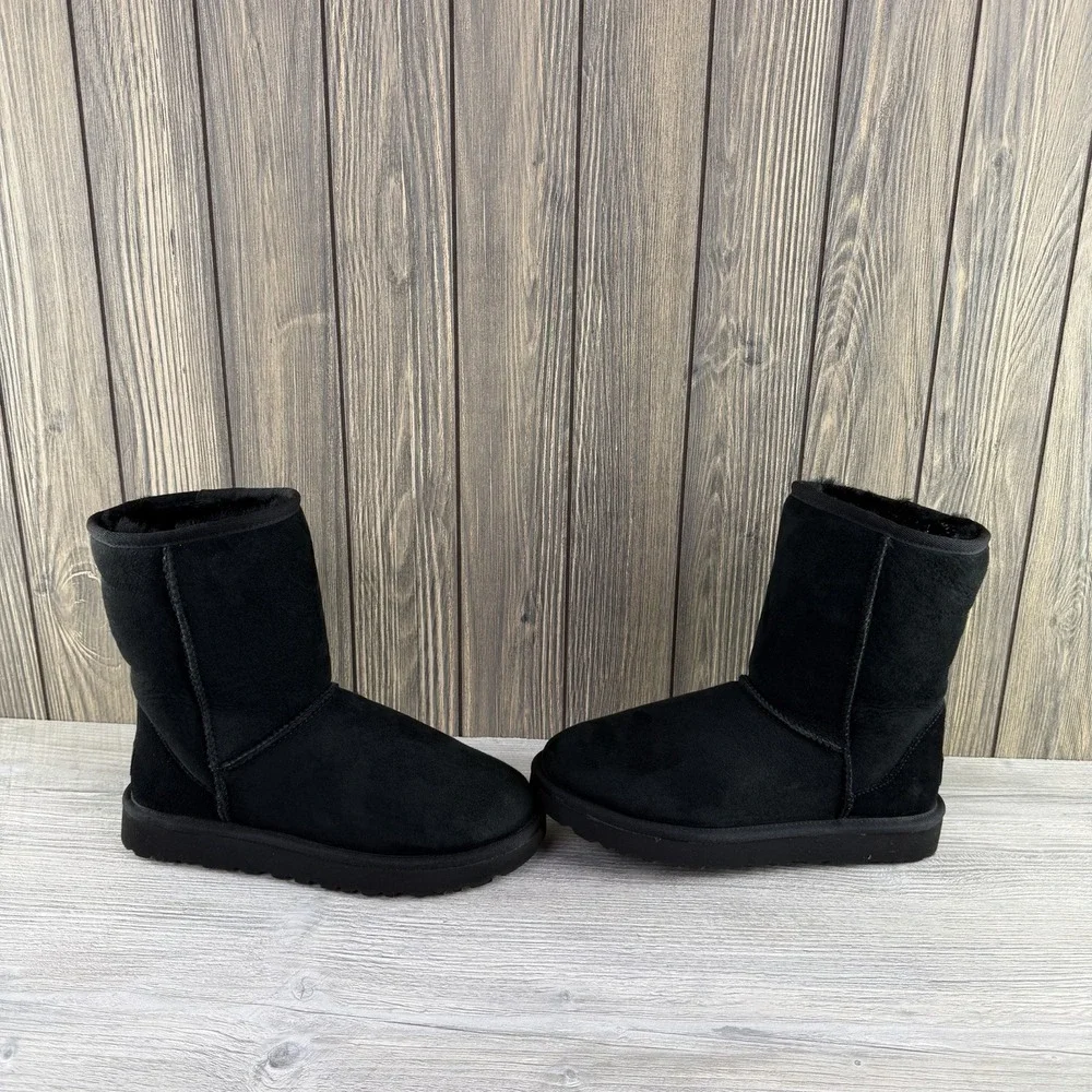 UGG Classic Short II Boots Womens 7 Black Suede Sheepskin Lined Winter Pull On
